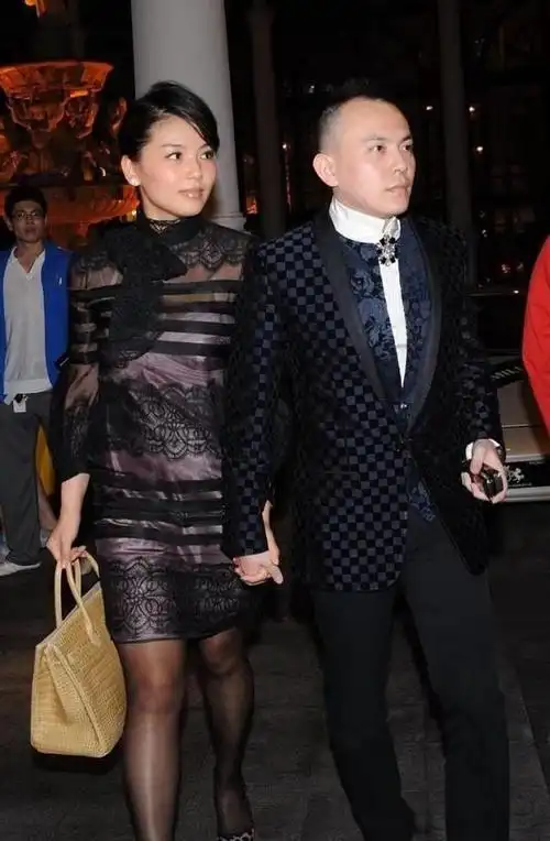 刘涛为老公理发她打扮休闲素颜仍清秀老公发福脖子都胖没了