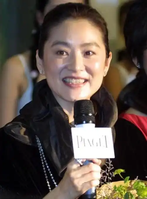 林青霞这贵气绝了,皮草搭配连衣裙奢靡高贵,一般人真不敢穿