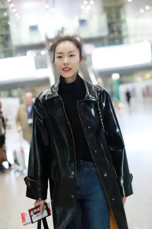 刘雯北京机场街拍干净洒脱