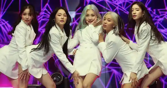 韩国女团穿超短裙跳热舞,身材凹凸有致超吸睛,最小成员竟才16