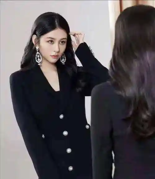 邱淑贞小女儿沈晨近照长相甜美可爱素颜难掩气质