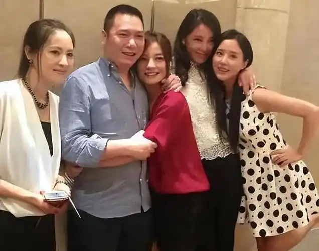 二大股东,之后,阿里影业股价飙升,赵薇成为了娱乐圈里最富有的女演员