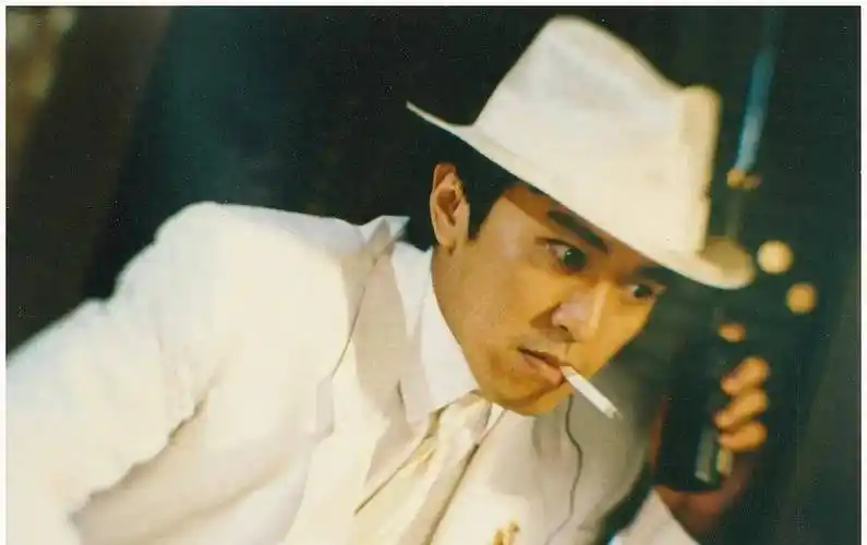 作为周星驰少有的黑色幽默电影,在抄袭007电影元素的同时,主创加入了