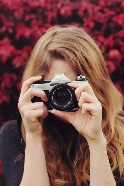 女孩用相机,朦胧的背景 5k