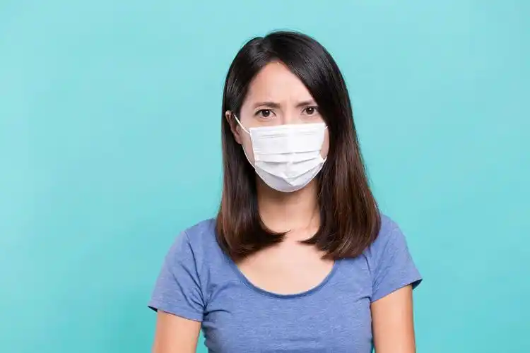 亚洲女人戴口罩