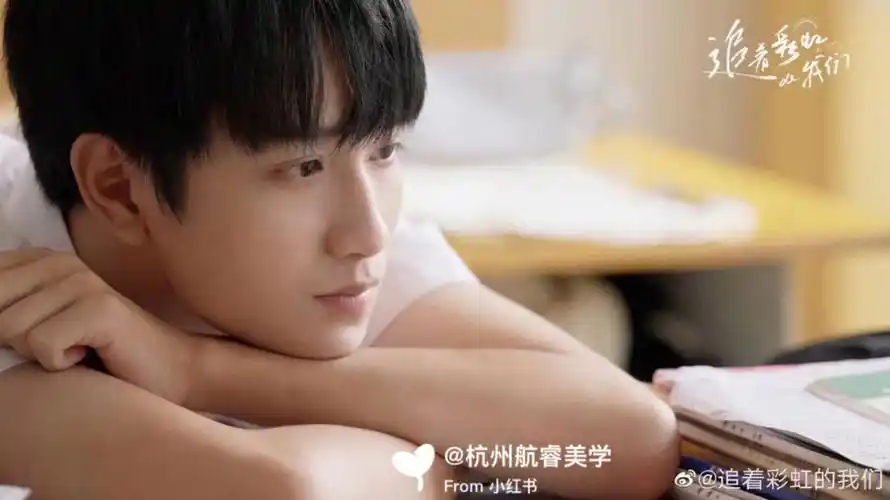 《追着彩虹的我们》青春感满满的校园剧照,敖子逸看起来就是学校里的