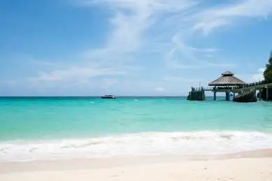 长滩岛夏日午后宁静沙滩大海和海边码头