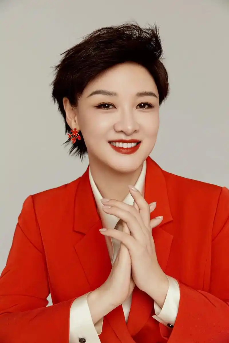 李小萌 #时尚芭莎著名媒体人 李小萌 穿着 15hour - 抖音