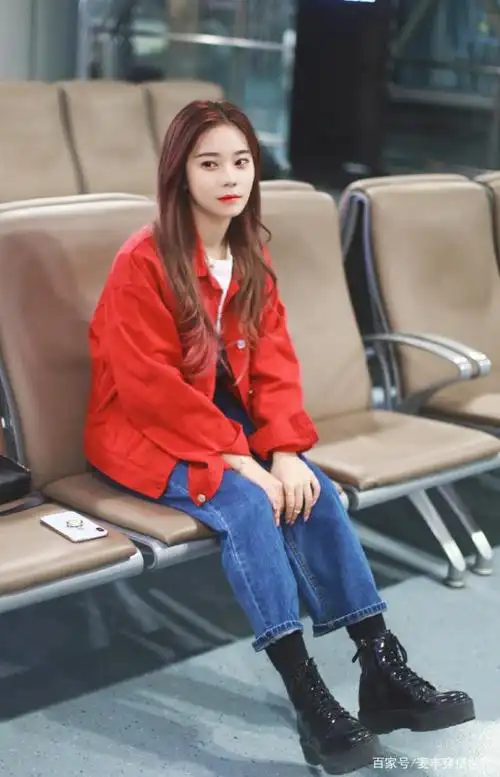 张紫宁现身机场,穿大红色外套配牛仔直筒裤,长发披肩美成焦点