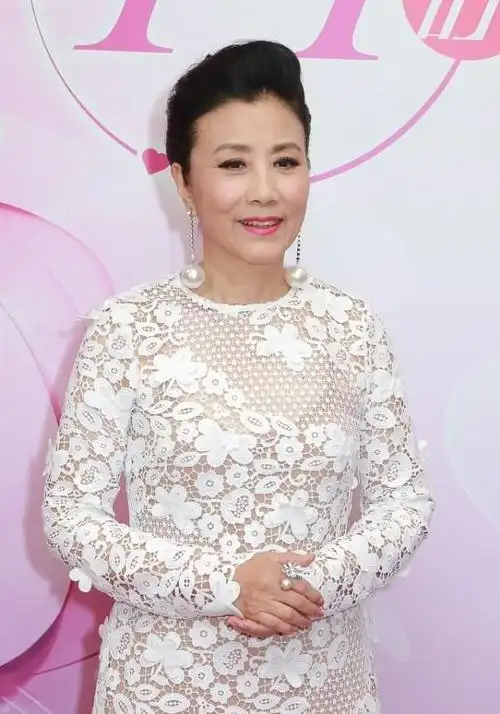 汪明荃都74岁了,可仍然穿得挺抢眼,薄透蕾丝裙看着好清雅
