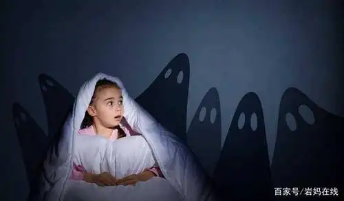 小女孩被噩梦惊醒