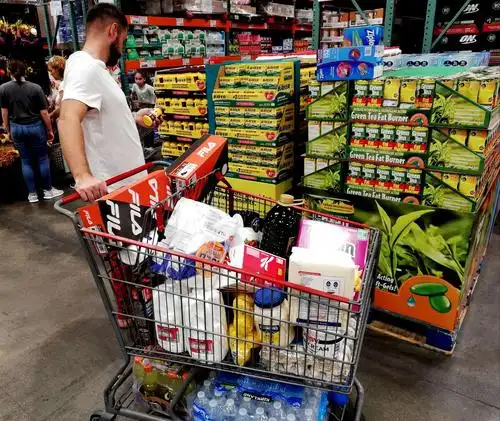 所有人都是满载而归,结帐的长龙排出去10多米远.