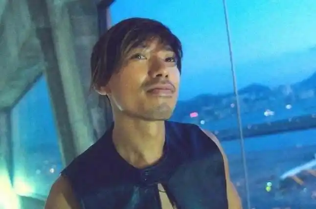 比方说像张耀扬,万梓良,邓光荣他们扮演黑帮老大气场都是很强大的