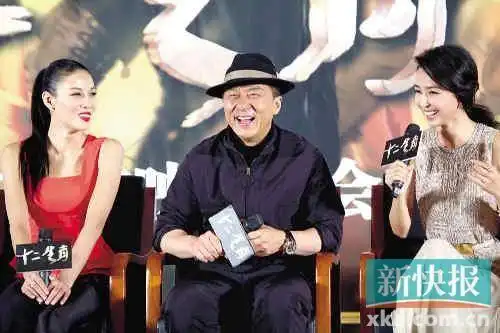 (左起)张蓝心,成龙,姚星彤