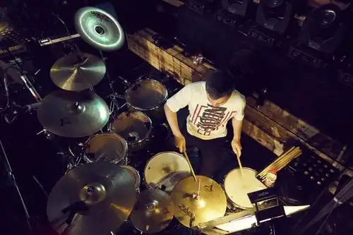 国内顶尖爵士鼓手褚伟明老师加入于斯