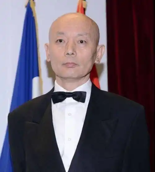 64岁葛优疑带3岁儿子逛商场,丁克多年老来得子,父子相似度极高