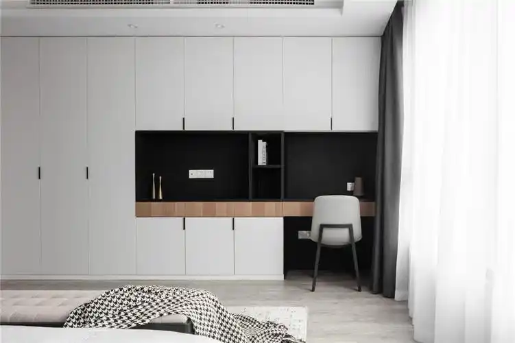 把空间中最大的白留给衣柜, 创造出大尺度且统一的立面, 让视线沿着同