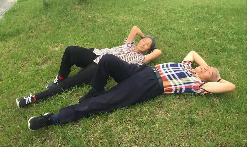 躺在草地上晒太阳