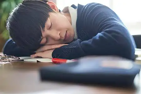 趴在桌子人背景