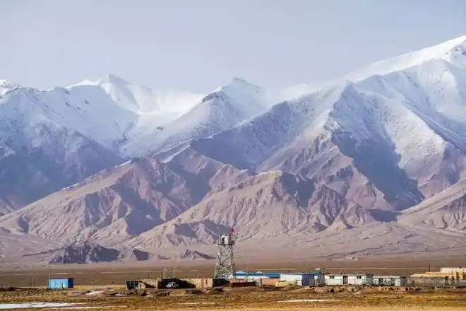 由于阿尔金山保护区地处高原无人区气候,交通条件极为恶劣数十名保护