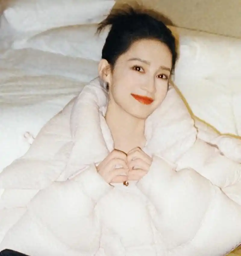 李沁自然生图,网友盛赞其亲和力,真实感倍增 近期,李沁在上海的一场