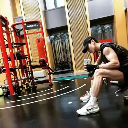 胡歌腹肌海报刷屏吴彦祖腹肌照上头条人间油物还是真有料