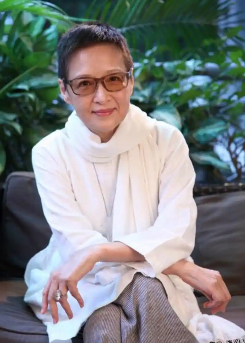 被70岁胡因梦的老年状态惊艳到:留短发,穿素衣,气质优雅高级