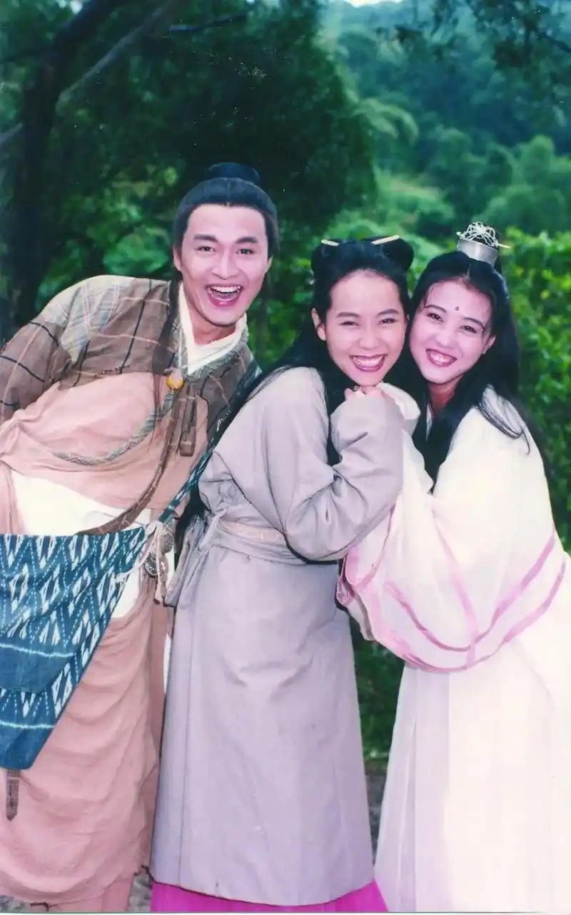 94版《倚天屠龙记》幕后剧照,很有爱! - 抖音