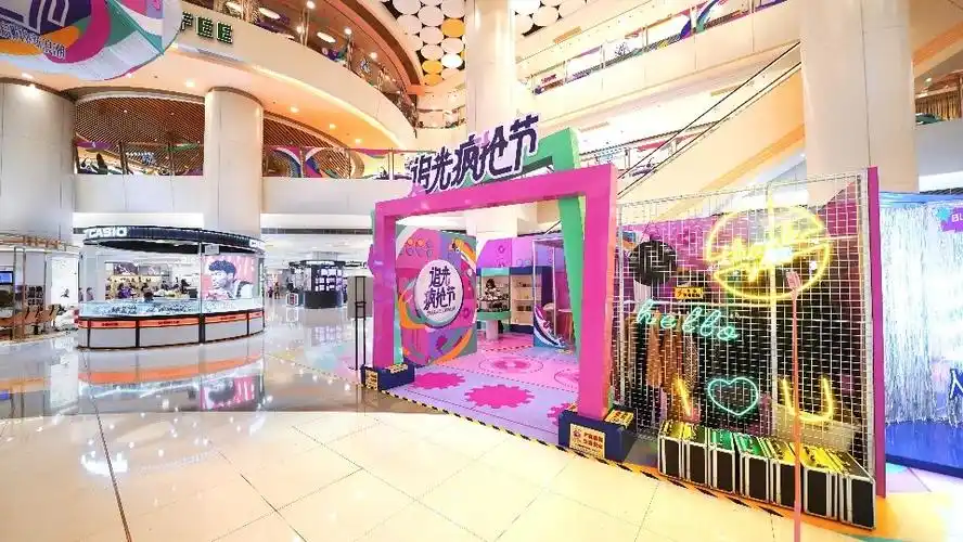 东直门银座mall购物中心追光疯抢节活动火热进行中