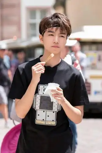 同为99年的男明星,宋威龙都拍吻戏了,而王俊凯还在过儿童节?