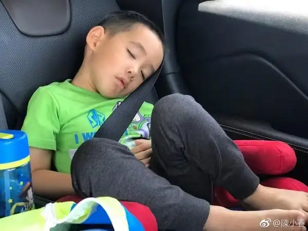 "简直复制贴上"小平头好萌