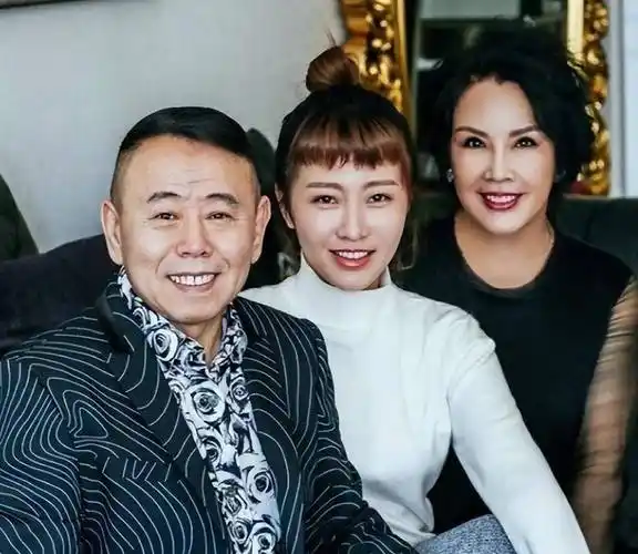 潘长江的妻子杨云今年60多岁,依旧是一个美丽的女人.