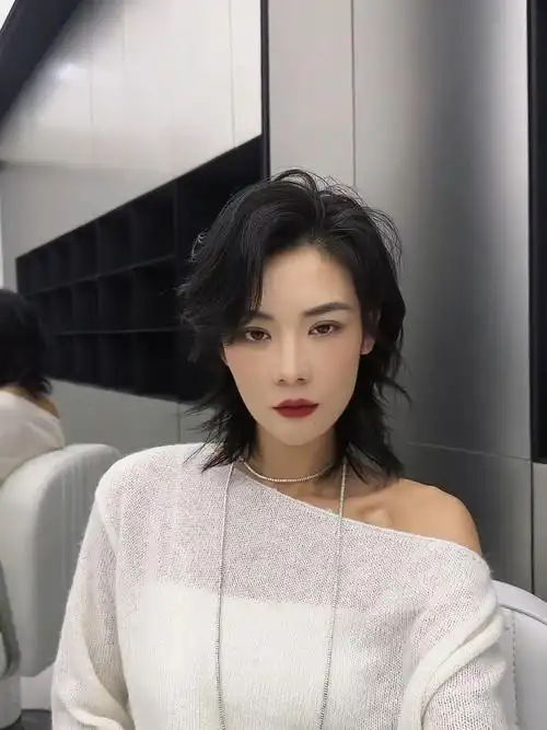 头发真不打理而且会营造一种长发的错觉～96发型留两条长一点的狼尾