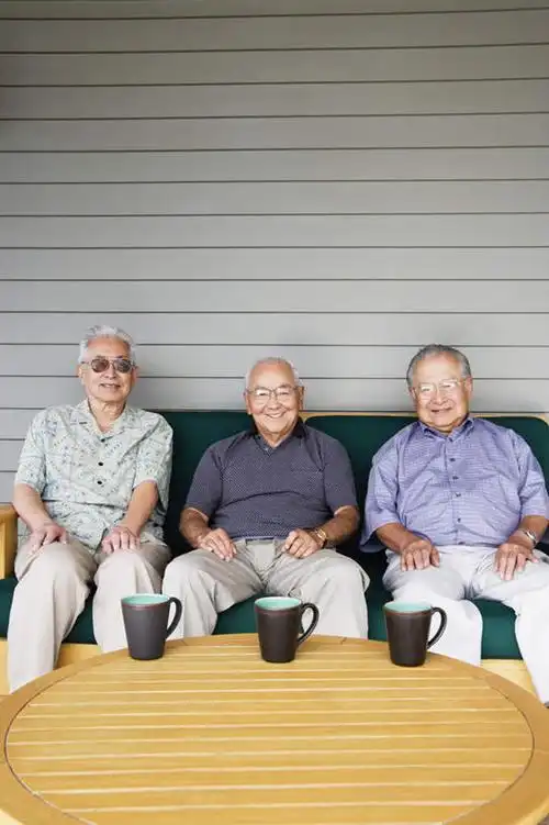 东方人,三个人,坐,笑,微笑,露齿笑,竖图,室外,白天,正面,沙发,桌子