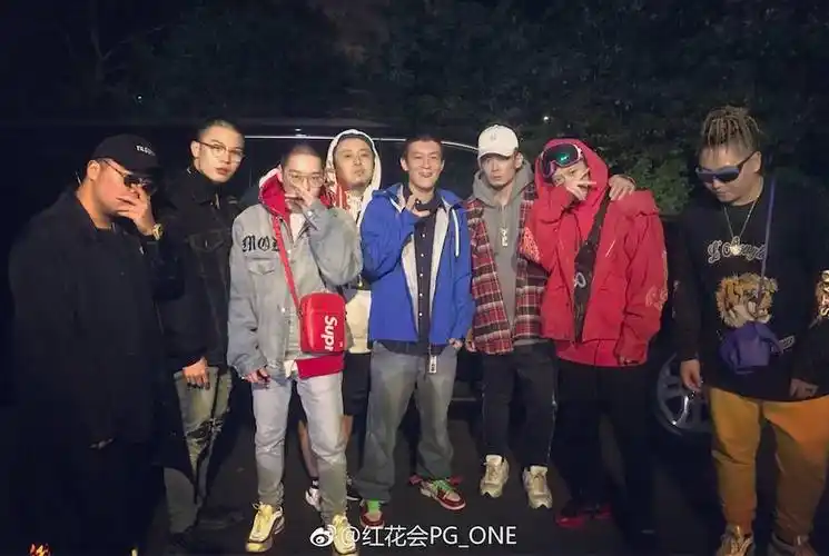 红花会最近和陈冠希来了张大合照,弹壳穿上了 pg one 之前上脚的白色