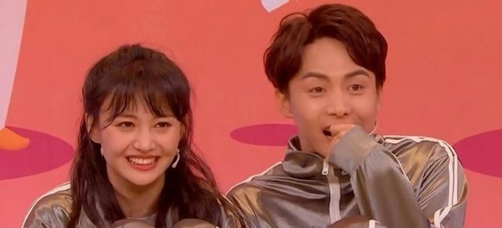 在下一个游戏中,马天宇和郑爽都没有玩,他们静静地坐在一起,当高兴和