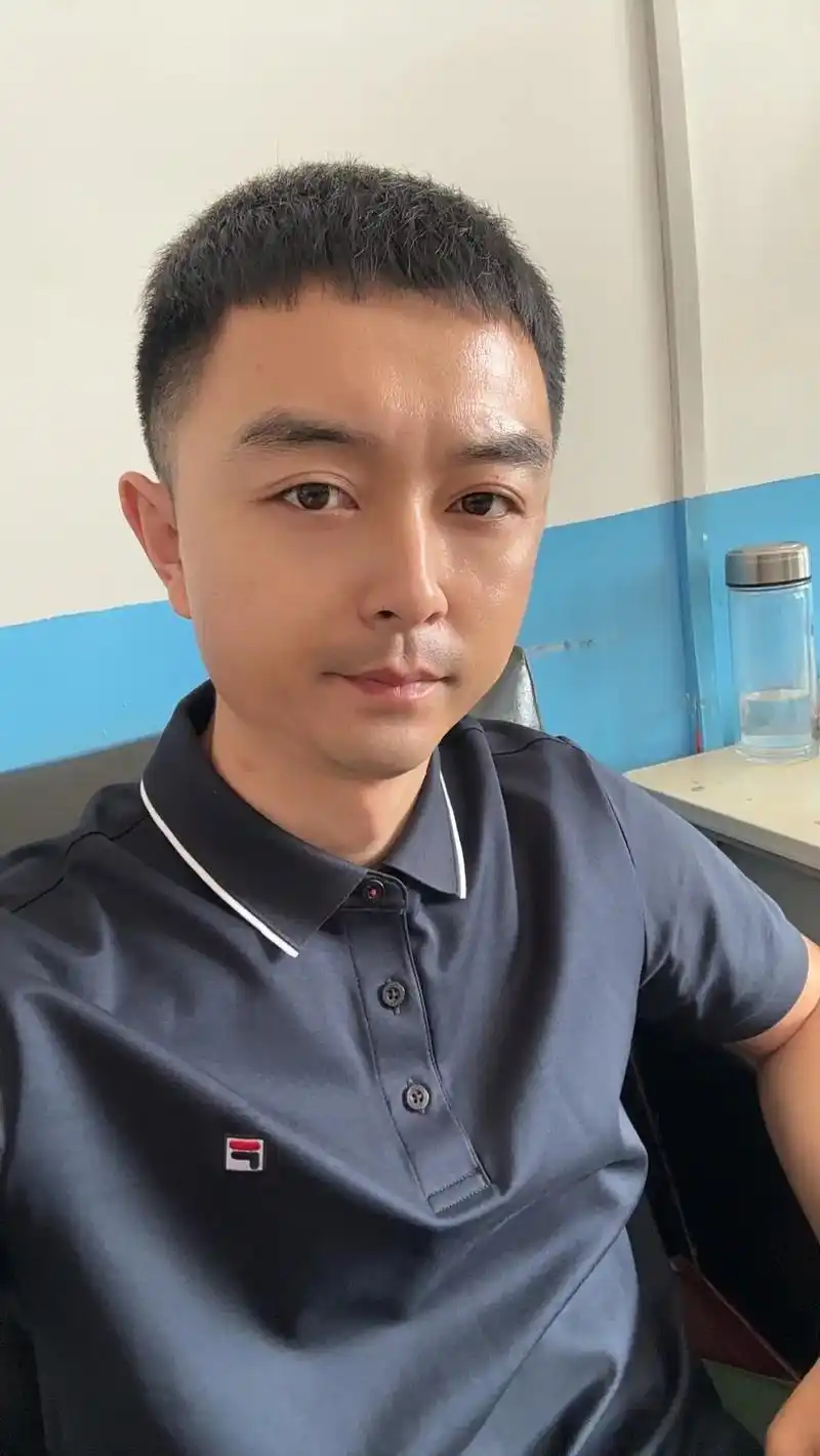 四十岁的男人穿上衣服和脱去衣服是有区别的