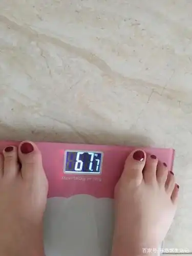 早上的7点称的体重是67.7公斤