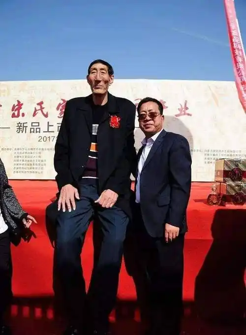 "世界第一巨人"鲍喜顺:未听医生劝阻生下儿子,现在怎么样了?