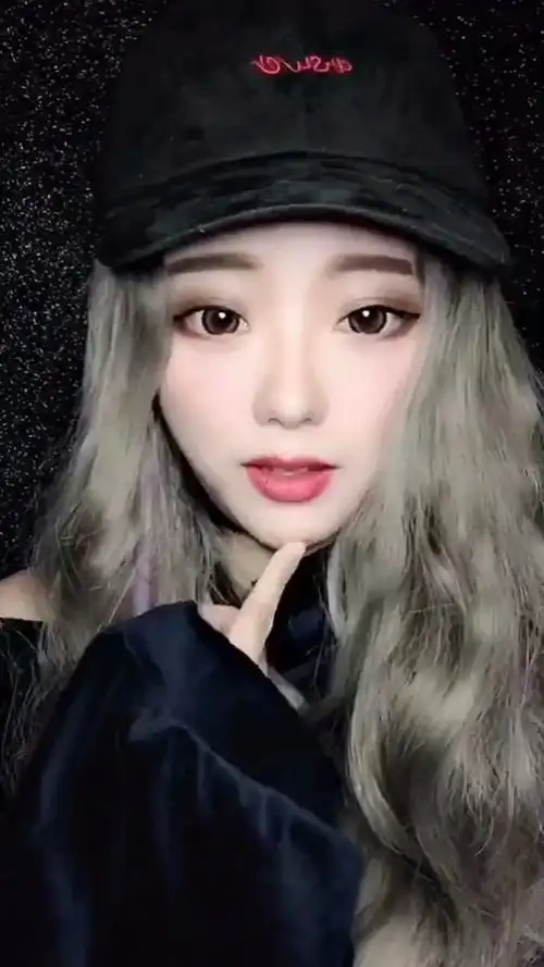 画个无辜大眼社会妆去酒吧玩啦～姐妹们记得涂腮红哦,显年轻嘻嘻.