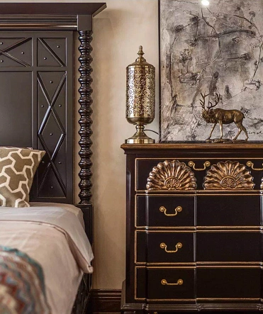 深色的家具配上古铜色的浮雕和装饰,又给人一种奢华的感觉,也让卧室不