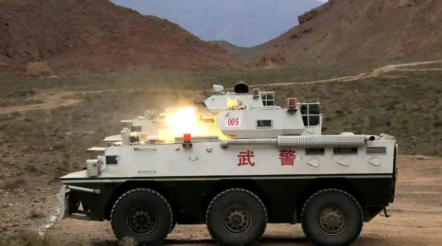 近日,武警宁夏总队机动支队组织防暴装甲车中队重火器实弹射击训. .