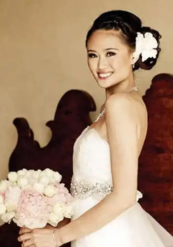 李小鹏娇妻李安琪 简约着装好眼缘