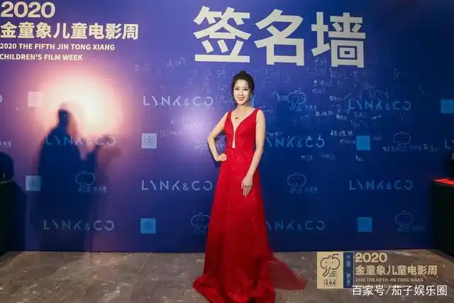 李凤鸣签名墙前留影