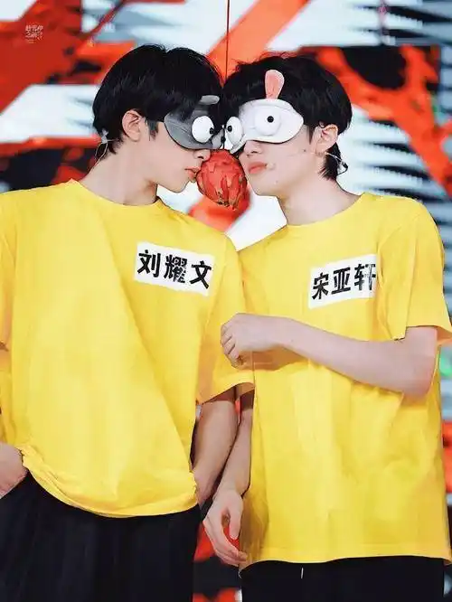 宋亚轩深夜和刘耀文吃火锅,看到刘耀文的帽子,粉丝诧异了_照片_酷酷