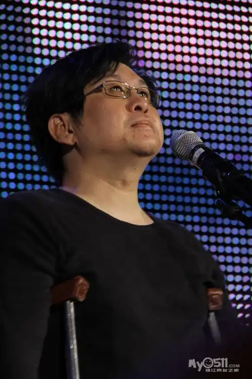 励志歌手郑智化来镇献歌(图片)