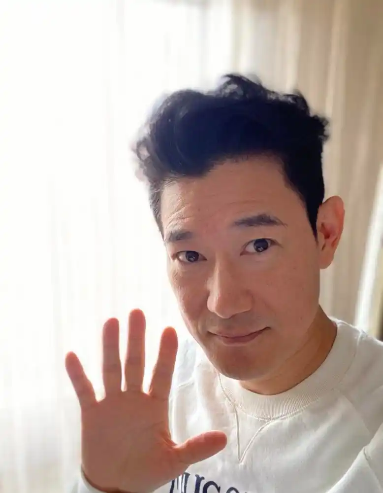 矢野浩二公开在中国打疫苗照片鞠躬致谢没丝毫不适感谢中国