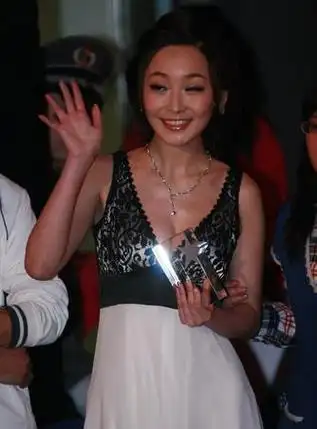 李曼出席颁奖礼 超低胸装狂爆"黄金奶"(组图)