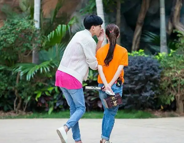 张檬的男朋友是范世琦吗?两人沙滩拥抱缠绵是怎么回事,如