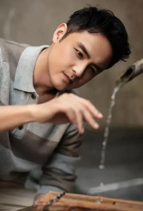 明道一家三口逛街妻子穿娃娃裙审美停在10年前儿子穿得太路人